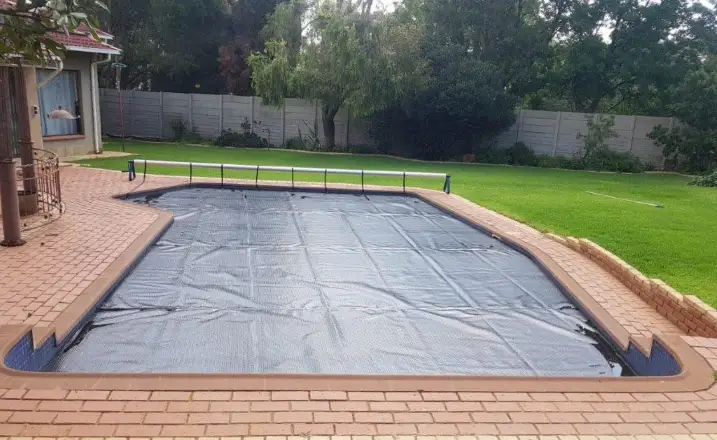 Black solar blanket for swimming pools