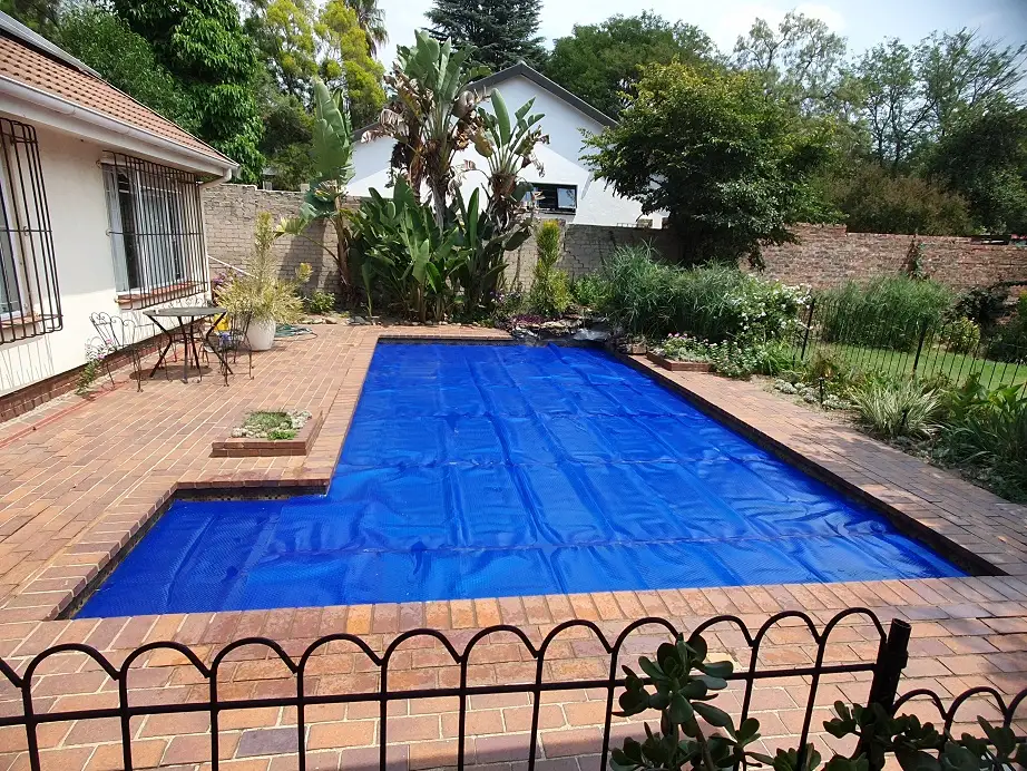 Custom fit pool blanket
